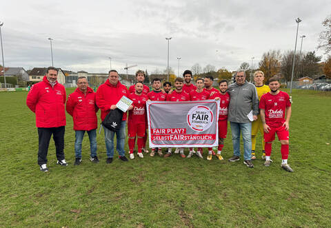 Miguel Kammerer, Betreuer der TG Stein (Dritter von links), erhielt für sein faires Verhalten in der Partie gegen den 1. FC Ersingen II vom Badischen Fußballverband eine Fairplay-Auszeichnung.