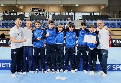 Riesenjubel nach dem Ligafinale: die Nachwuchsbundesliga-Turner der KTV Straubenhardt mit von links Trainer Yannick Kessler, Betreuer Zoltan Szabó, Bence Szabó, Fabian Giebelhäuser, Ben Arendt, Lenny Neff, Alessandro Arlia, Nico Giebelhäuser und Trainer Dirk Walterspacher.
