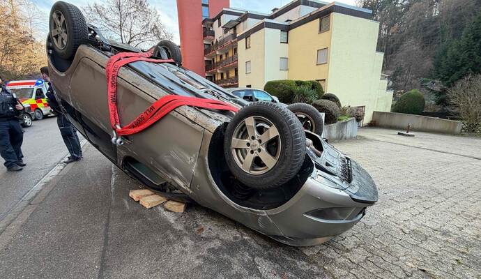 Ein Auto ist in Neuenbürg bei einem Unfall auf dem Dach gelandet.
