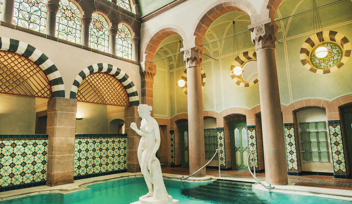 Am 1. Dezember 1995 wurde das Bad als „Palais Thermal“ eröffnet – europaweit ein außergewöhnliches Ensemble aus Thermalbädern im Jugendstilambiente sowie weitläufigen Saunalandschaften.