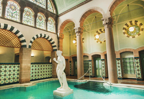 Am 1. Dezember 1995 wurde das Bad als „Palais Thermal“ eröffnet – europaweit ein außergewöhnliches Ensemble aus Thermalbädern im Jugendstilambiente sowie weitläufigen Saunalandschaften.