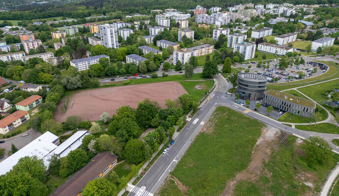 Sportanlagen bei Pforzheims Buckenbergschule (im Vordergrund): Hier wäre nach Ideen des Enzkreises und der Stadt Pforzheim Platz für einen Bildungscampus auch mit den sonderpädagogischen Schulen Gustav-Heinemann und Bohrain.