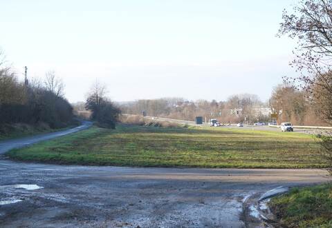 In dem Bereich zwischen der Bahnlinie (links) und der Landesstraße (rechts) will die Firma Rapp Schaltschränke ansiedeln. Ein vorhabenbezogener Bebauungsplan soll das ermöglichen.