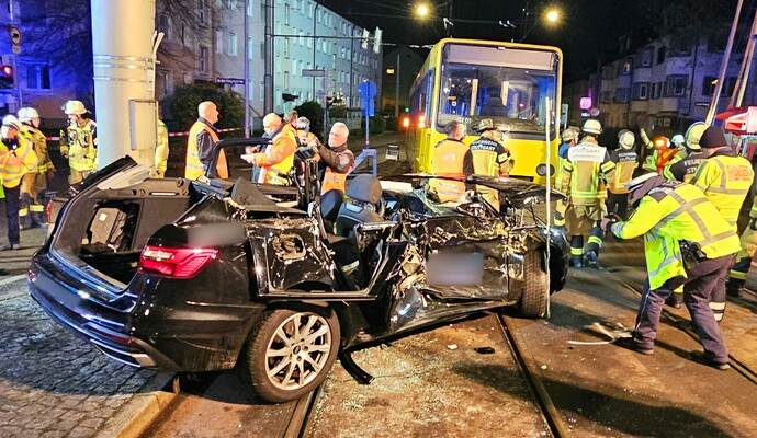 Stadtbahn entgleist nach Unfall in Stuttgart