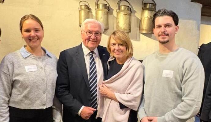 Bundespräsident Frank-Walter Steinmeier und seine Frau Elke Büdenbänder lassen sich mit den beiden Schülern fotografieren.