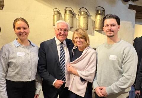 Bundespräsident Frank-Walter Steinmeier und seine Frau Elke Büdenbänder lassen sich mit den beiden Schülern fotografieren.