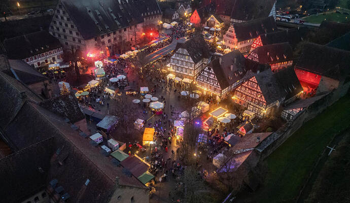 Das Weltkulturerbe leuchtet: Der Blick von oben ins Kloster Maulbronn zeigt, warum dieser Weihnachtsmarkt so besonders ist.
