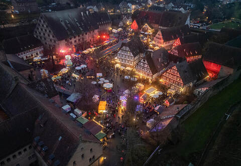 Das Weltkulturerbe leuchtet: Der Blick von oben ins Kloster Maulbronn zeigt, warum dieser Weihnachtsmarkt so besonders ist.