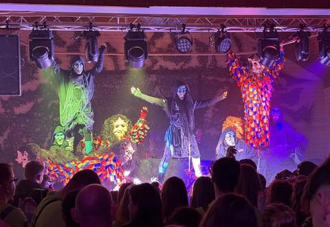 Action auf der Bühne garantieren die Maskentänze.