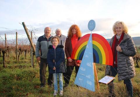 Über die Vielfalt beim Kelterner Engelweg, der bis zum Dreikönigstag zu erkunden ist, freuen sich die Initiatoren Rudi Armbruster (von links), Jürgen Städter, Pauline Wenka, Rita Armbruster und Ulla Höfker.