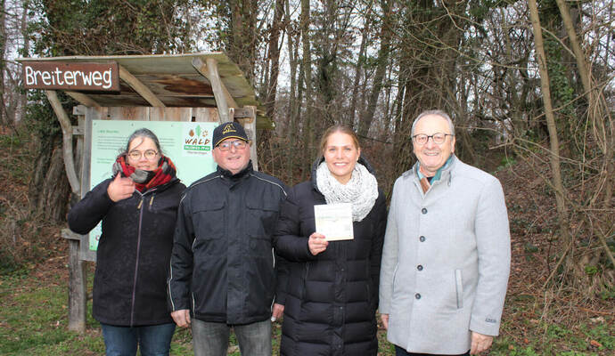 Über die neue Murmelbahn in Oberderdingen freuen sich vom Verein Offene Jugendwerkstatt, Vize-Vorsitzende Susanne Mahla, Vorsitzender Bernd Lieb, von der Leader Aktionsgruppe Kraichgau, Vanessa Göl und Bürgermeister Thomas Nowitzki (von links).