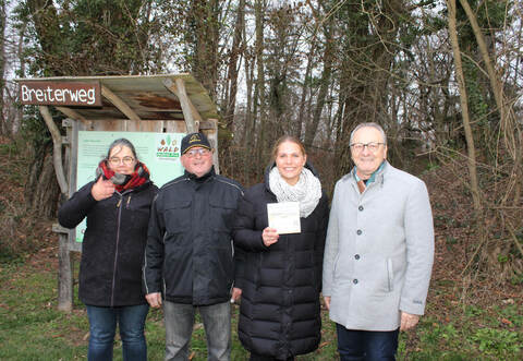 Über die neue Murmelbahn in Oberderdingen freuen sich vom Verein Offene Jugendwerkstatt, Vize-Vorsitzende Susanne Mahla, Vorsitzender Bernd Lieb, von der Leader Aktionsgruppe Kraichgau, Vanessa Göl und Bürgermeister Thomas Nowitzki (von links).