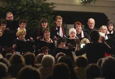Vor dem Altar haben sich die Sängerinnen und Sänger des evangelischen Kirchenchors aufgestellt, alle Augen auf ihre Dirigentin Silke Lindörfer gerichtet, die auch die Stücke ausgewählt hat.