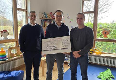Die Spende der Schneeberger GmbH mit Kourosh Schneeberger, Christof Rechkemmer und Tobias Renk (von links) ermöglicht der Kinderklinik Schömberg die Anschaffung eines neuen endoskopischen Kamerasystems.