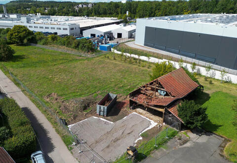 Noch steht ein großer Teil der Scheune, aber auf diesem Grundstück am Wallfahrtsweg soll nun eine Enzkreis-Unterkunft für bis zu 80 Flüchtlinge gebaut werden.