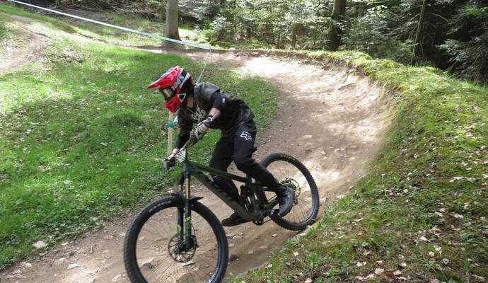 Rasante Abfahrten sind die Spezialität des Bikeparks auf dem Bad Wildbader Sommerberg.