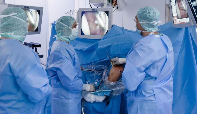 Gelenk-OP hier bei der RKH in Markgröningen: In Neuenbürg waren solche Behandlungen lange Jahre lang die Stütze, nun gehen die Zahlen zurück.