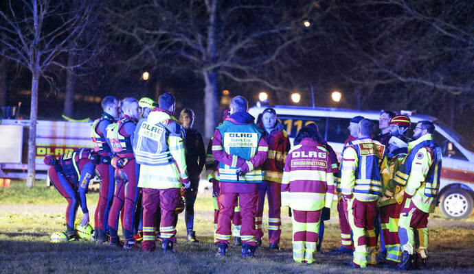 Polizei, Feuerwehr und DLRG suchen am Dienstagabend eine vermisste Person an der Enz.