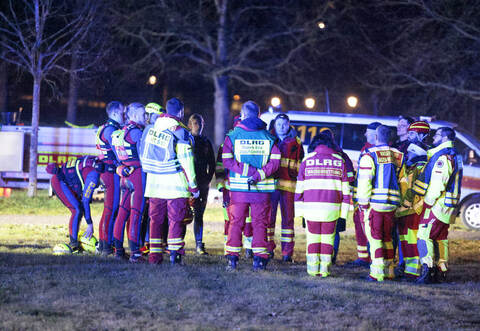 Polizei, Feuerwehr und DLRG suchen am Dienstagabend eine vermisste Person an der Enz.