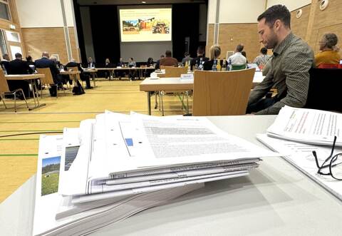 Hunderte Seiten umfasst der Plan für Solarenergie, den die Regionalräte aus dem Nordschwarzwald in Höfens Enzauenhalle nun unter Dach und Fach gebracht haben.