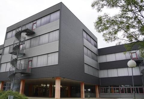 Wo sich jetzt im Untergeschoss noch ein überdachter Pausenhof für die Realschule befindet, sollen künftig neue Fachräume entstehen. Eine Bodenplatte undAnbindungen an die technische Infrastruktur sind schon vorhanden.