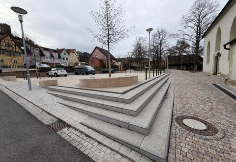 Die Ortsmitte Sternenfels ist so gut wie fertig: Neben zahlreichen Sitzmöglichkeiten und einer Bühne für Veranstaltungen bietet der Platz auch neue Parkplätze.