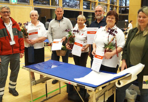 Engagieren sich zum Teil seit Jahren: Der Maulbronner DRK-Vorsitzende Thomas Haalboom (von links), Renate Fischer, Herbert und Irmgard Gläßgen, Reiner Brand, Barbara Haug und die Sternenfelser Bürgermeisterin Antonia Walch.