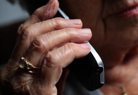 Seniorin am Telefon