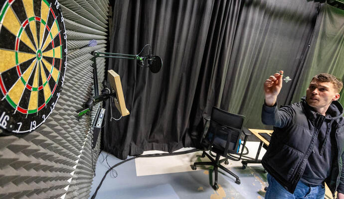 Voller Einsatz mit den widerspenstigen Darts: Leon Malik Koß trainiert zur Not auch mal im Studio von TV-BW. Fürs Foto darf er dann auch mal ein bisschen näher ran an die Scheibe, als das im Turnier erlaubt sein wird.
