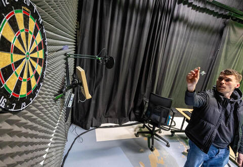 Voller Einsatz mit den widerspenstigen Darts: Leon Malik Koß trainiert zur Not auch mal im Studio von TV-BW. Fürs Foto darf er dann auch mal ein bisschen näher ran an die Scheibe, als das im Turnier erlaubt sein wird.
