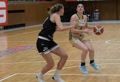 Die junge Ysaline Saulnier (rechts) hatte maßgeblichen Anteil am furiosen dritten Viertel der Rutronik Stars Keltern, die innerhalb von etwas mehr als sechs Minuten einen 20-Punkte-Rückstand wettmachten.