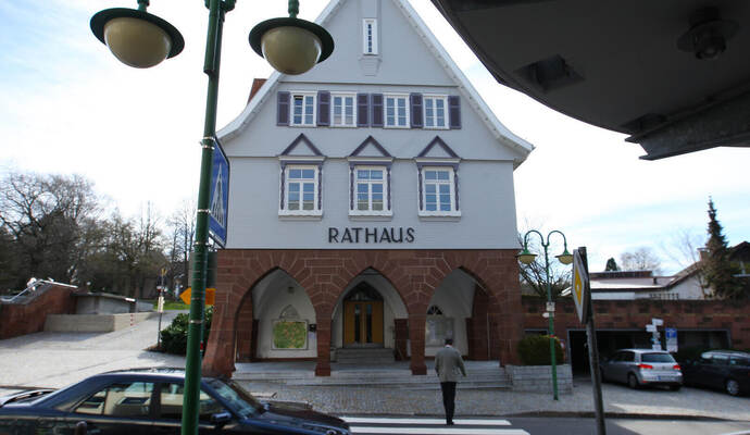 Nach dem frühzeitigen Rückzug von Bürgermeister Matthias Leyn wird der Chefsessel im Schömberger Rathaus Anfang April frei.