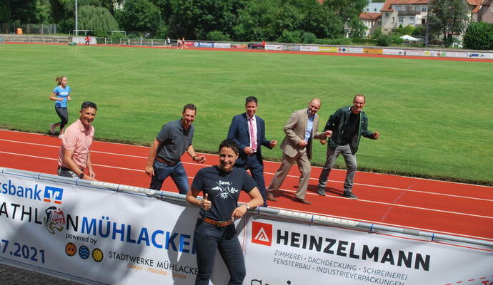 In Sachen Triathlon Mühlacker ist Annette Albers in Mühlacker immer vorne gestanden. Trotz sehr ordentlicher Unterstützungseitens lokaler Sponsoren hat sie sich mit ihrer Agentur Eventpower nun aber nach acht Jahren von dem Projekt zurück-gezogen.