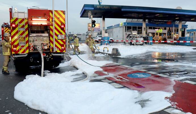 Pkw steht an Tankstelle in Flammen