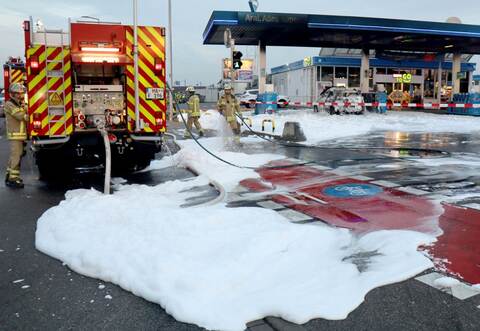 Pkw steht an Tankstelle in Flammen