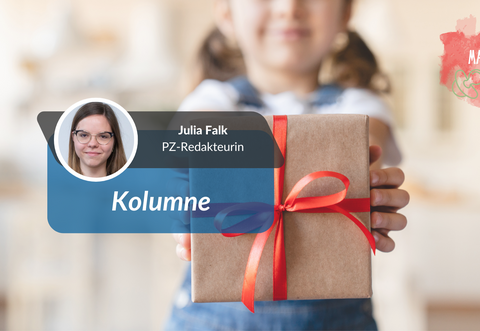 "Natürlich wollen die allermeisten Eltern für ihren Nachwuchs nur das Beste. Und dazu gehört in unserer wohlhabenden Gesellschaft eben auch das Kaufen von Spielzeug, Büchern, Tonie-Figuren, und und und", schreibt PZ-Redakteurin Julia Falk in einer neuen Folge ihrer Kolumne "Mami-Mania".
