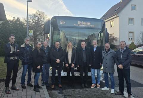 Bei einem Pressetermin an der Haltestelle Kindergarten in Neuhausen ist die neue Busanbindung für die Gemeinde vorgestellt worden. Darüber freuen sich unteranderem Bürgermeisterin Sabine Wagner (Mitte), VerbundgeschäftsführerJan Neidhardt (VVS/Stuttgart, Dritter von rechts), Daniel Peikert (VPE/Pforzheim,Fünfter von links) und Busunternehmer Andreas Klingel (Vierter von rechts).