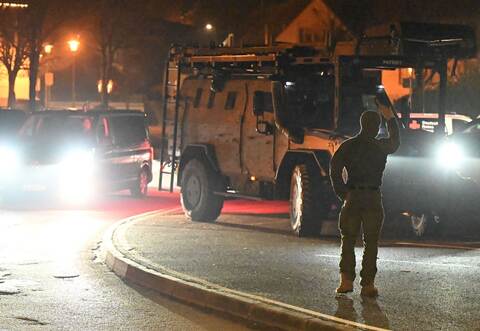 Jugendamt holt Kind mit Hilfe von Spezialkräften aus Familie