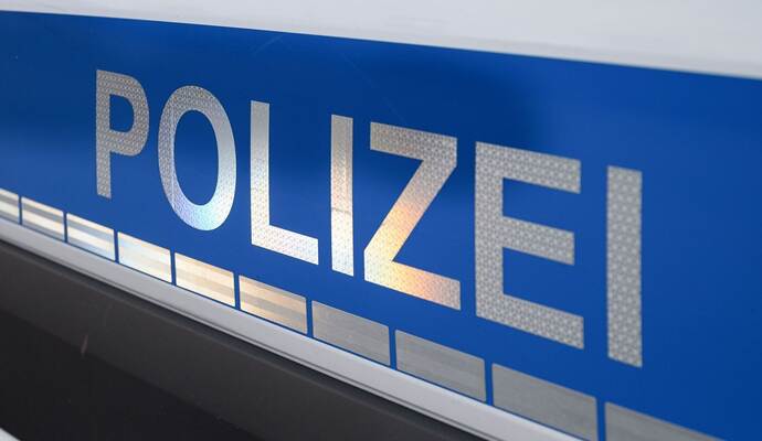 Der Polizei-Schriftzug auf einem Einsatzwagen.