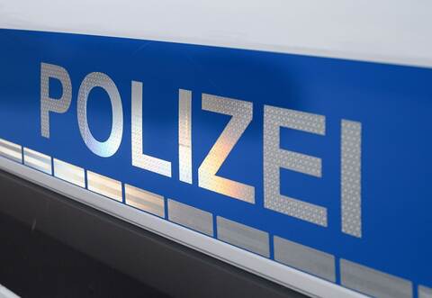 Der Polizei-Schriftzug auf einem Einsatzwagen.