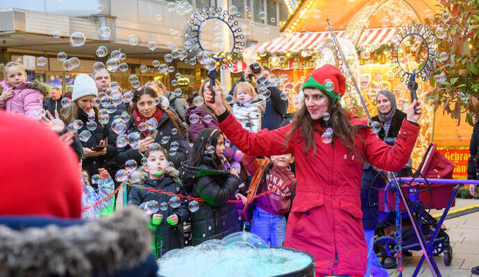 Das große Becken mit der Seifenlösung von „Maja in Motion“ erinnert etwas an einen blubbernden Hexenkessel.
