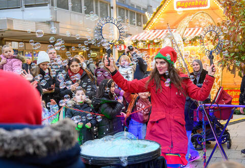 Das große Becken mit der Seifenlösung von „Maja in Motion“ erinnert etwas an einen blubbernden Hexenkessel.