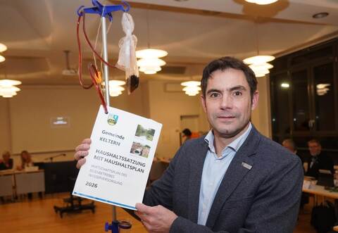 Bürgermeister Steffen Bochinger hat den Haushaltsplan der Gemeinde Keltern an den Tropf gehängt. Er vergleicht die Finanzlage mit einem Patienten, der in Lebensgefahr schwebt.