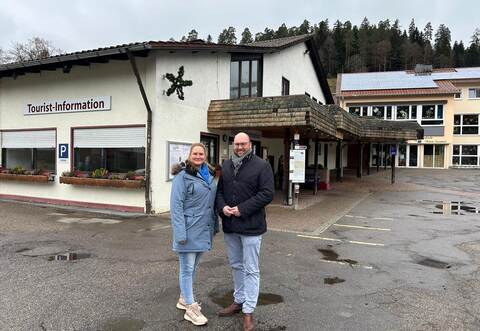 Carl Christian Hirsch und Bürgermeisterin Sabine Zenker vor der Festhalle – im Zentrum des geplanten Sanierungsgebiets.
