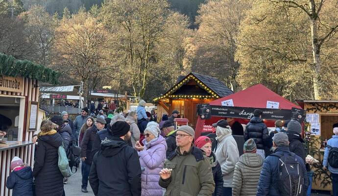 Auf dem Wildbader Weihnachtsmarkt ist über das Wochenende viel los. Auch zu essen gibt es genug.