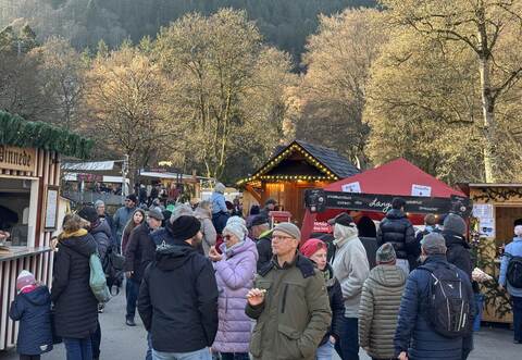 Auf dem Wildbader Weihnachtsmarkt ist über das Wochenende viel los. Auch zu essen gibt es genug.