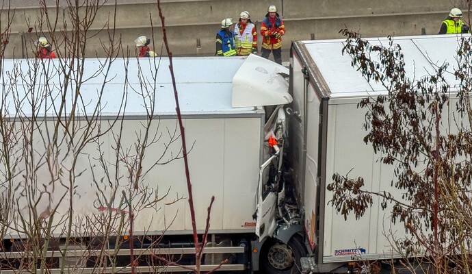 Zu einem schweren Unfall ist es auf der A8 bei Karlsbad gekommen.