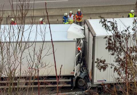 Zu einem schweren Unfall ist es auf der A8 bei Karlsbad gekommen.