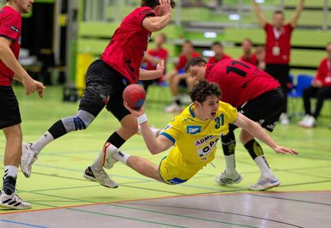 Setzte sich auch bei den Herren gekonnt in Szene: Der SG-A-Jugendspieler Elias Jacob beim Torwurf.