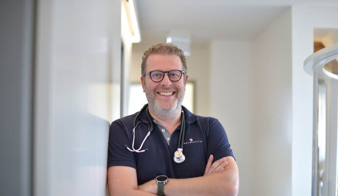 Stefan Waibel arbeitet seit vielen Jahren als Facharzt für Neurologie, Sozialmedizin sowie Physikalische Therapie und Balneologie. Als Chefarzt und Eigentümer der Olgabad Klinik für Rehabilitation gilt er als Verfechter einer patientenorientierten Medizin und als engagierter Gestalter des medizinischen Standorts Bad Wildbad.